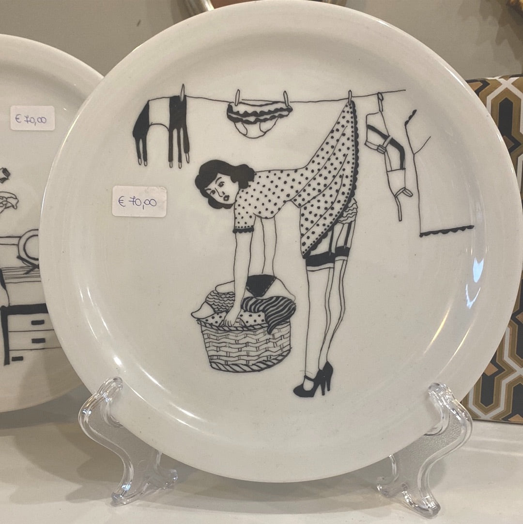 Decorative plate hand painted Pin Up brunette girl Piatto Pin-up “La bruna”